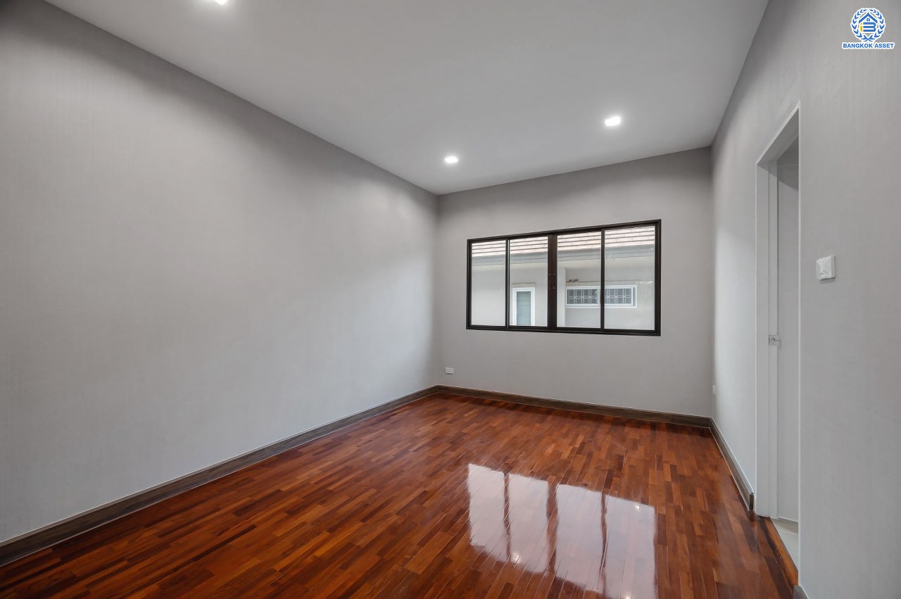 บ้านมือสองตกแต่งใหม่ โครงการ พฤกษ์ภิรมย์รีเจนท์ ปิ่นเกล้า บนสังคมคุณภาพจากแบรนด์ Q.House หลังใหญ่กว่า 113.4 ตร.ว. ดีไซน์ทันสมัยฟังก์ชัน 5 ห้องนอน (ห้องนอนชั้นล่าง 1 ห้อง) 5 ห้องน้ำ 1 ห้องแม่บ้าน จอดรถได้ 3 คัน บนที่สุดแห่งทำเลศักยภาพ หน้าโครงการติดถ.กาญจนาภิเษก เชื่อมต่อทุกการเดินทาง ใกล้จุดขึ้นทางด่วน "ศรีรัช" และรถไฟฟ้าสายสีม่วง "สถานีตลาดบางใหญ่"